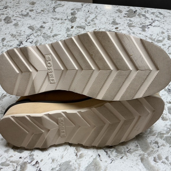 NWOT Sorel WOMENS  Shoes in Mustard and Black - Picture 5 of 6